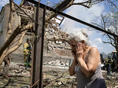 A resident reacts at a site of a house hit by a Russian military strike, amid Russia's attack on Ukraine, in Kramatorsk, Ukraine May 25, 2026. REUTERS/Stringer   TPX IMAGES OF THE DAY