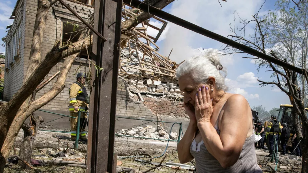 A resident reacts at a site of a house hit by a Russian military strike, amid Russia's attack on Ukraine, in Kramatorsk, Ukraine May 25, 2026. REUTERS/Stringer   TPX IMAGES OF THE DAY