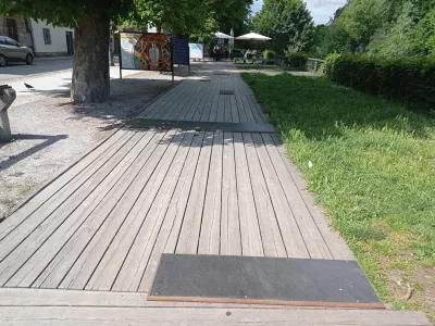 Začasno sanirana lesena pe&scaron; pot na Krakovskem nasipu