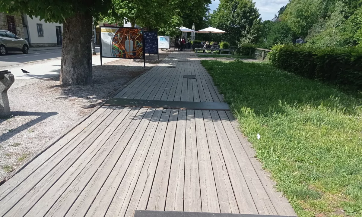 Ljubljančani so v preteklosti že večkrat opozorili na dotrajano in poškodovano leseno pešpot v kostanjevem drevoredu na Krakovskem nasipu.