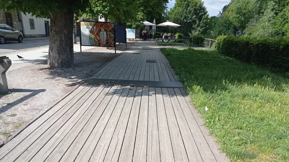 Začasno sanirana lesena pe&scaron; pot na Krakovskem nasipu