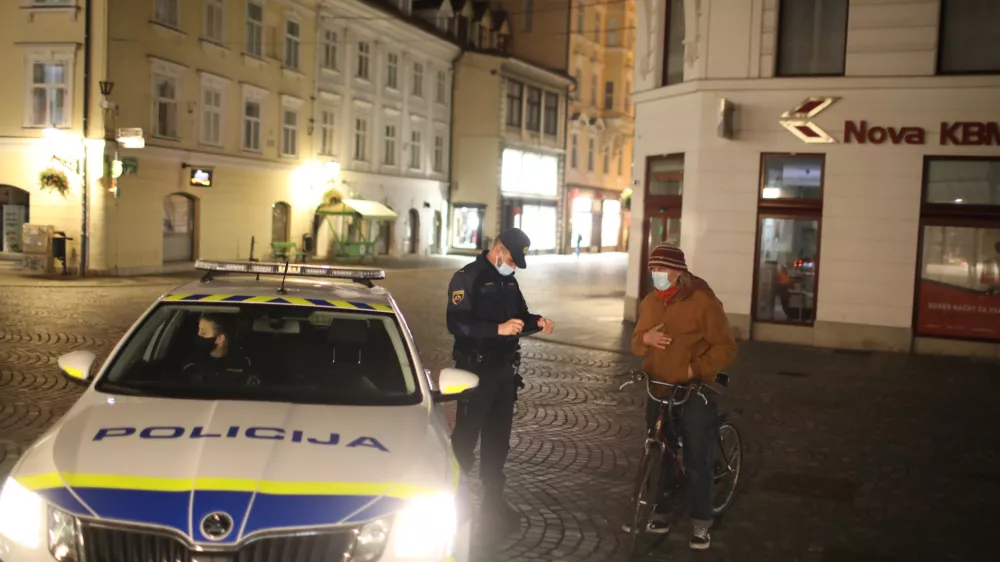 - policijska ura v Ljubljani - omejitev gibanja ljudi ponoči med 21. in 6. uro- 20.10.2020 &ndash; 30 dnevna epidemija Koronavirus COVID-19 v Sloveniji &ndash; ukrepi za zajezitev &scaron;irjenja okužb - //FOTO: Bojan Velikonja