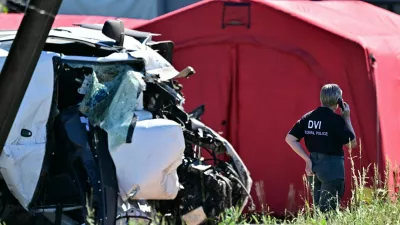 V trčenju vlaka in šolskega kombija naj bi umrlo več ljudi, tudi dva otroka. 