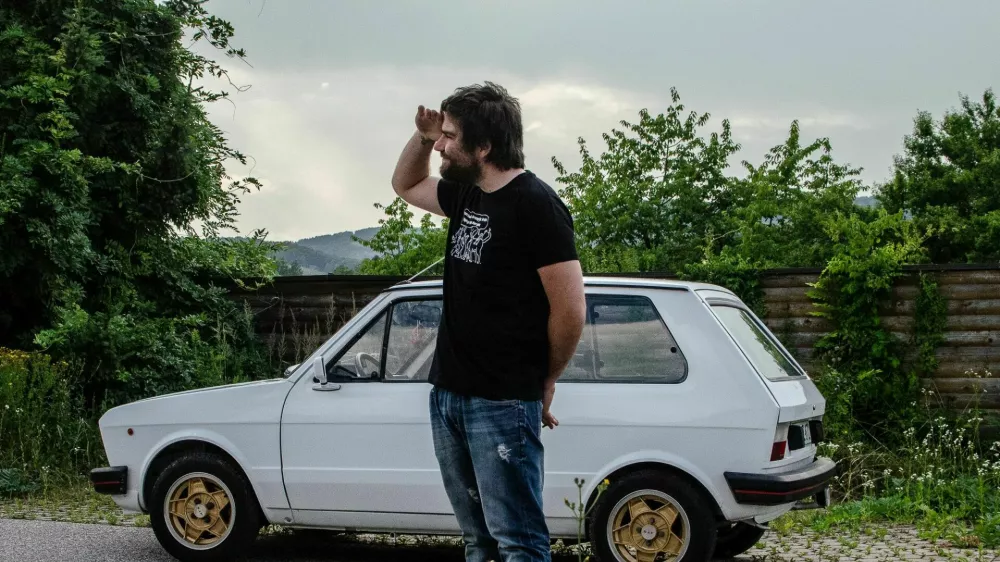 Stari yugo, velik cilj: Blaž Ko&scaron;ir z yugom iz leta 1986 po Nordkappu &scaron;e na Islandijo