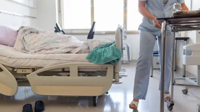 - simbolična fotografija - bolniška soba - postelja - bolnik - medicinska sestra- 23.03.2017 - Interna klinika UKC Ljubljana - Klinični oddelek za pljučne bolezni in alergije - obnovljeni prostori - zdravstvo //FOTO: Matjaž Rušt