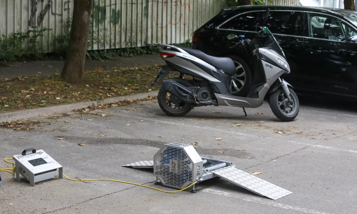 Snemalec je zapisal, da je poklical policijo, a da po skoraj eni uri ni bilo še nikogar.