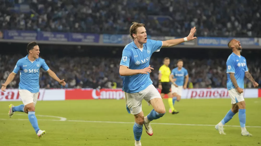 Napoli's Scott McTominay celebrates after scoring the opening goal during the Italian Serie A soccer match between Napoli and Cagliari at the Diego Maradona stadium in Naples, Italy, Friday, May 23, 2025. (AP Photo/Gregorio Borgia)
