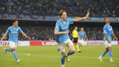Napoli's Scott McTominay celebrates after scoring the opening goal during the Italian Serie A soccer match between Napoli and Cagliari at the Diego Maradona stadium in Naples, Italy, Friday, May 23, 2025. (AP Photo/Gregorio Borgia)