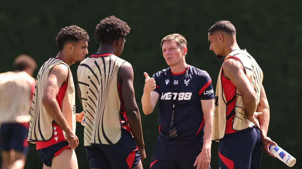 Soccer Football - UEFA Conference League - Final - Crystal Palace Training - Crystal Palace FC Training Ground, London, Britain - May 26, 2026 Crystal Palace manager Oliver Glasner, Maxence Lacroix, Jaydee Canvot and Chadi Riad during training REUTERS/David Klein