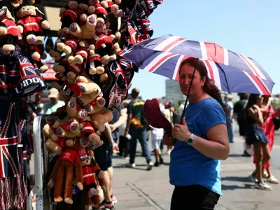 A gift stall worker shields herself from the sun with a Union Jack umbrella during a heatwave, after the UK recorded its hottest May bank holiday ever, in London, Britain, May 26, 2026. REUTERS/Jack Taylor / Foto: Jack Taylor