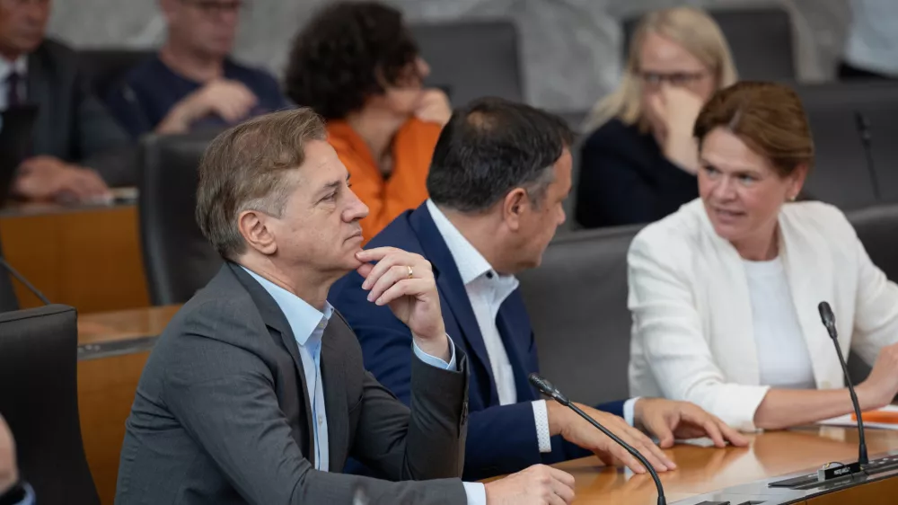 Ljubljana, DZ.Izredna seja DZ, na kateri so obravnavali predlog zakona o pokopu in spominu zrtev prikritih grobisc ter novelo zakona o parlamentarni preiskavi.Predsednik Gibanja Svoboda Robert Golob.