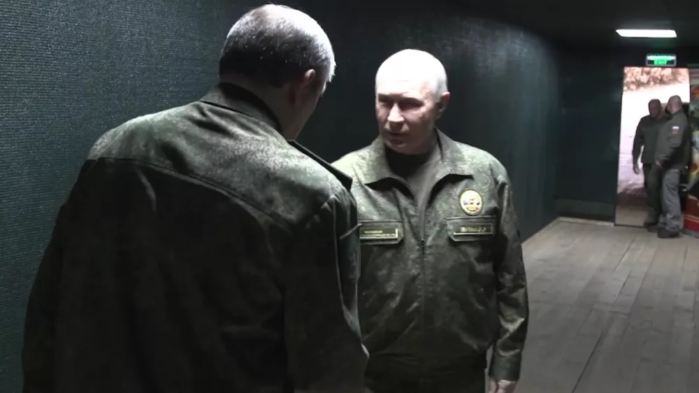 Vladimir Putin v pogovoru z vodjem ruskega general&scaron;taba. / Foto: Profimedia
