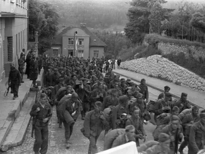 Domobranci med vračanjem s Koro&scaron;ke. Kranj, 30. maj 1945. Foto: Slavko Smolej, hrani: Muzej novej&scaron;e in sodobne zgodovine Slovenije. / Foto: Slavko Smolej