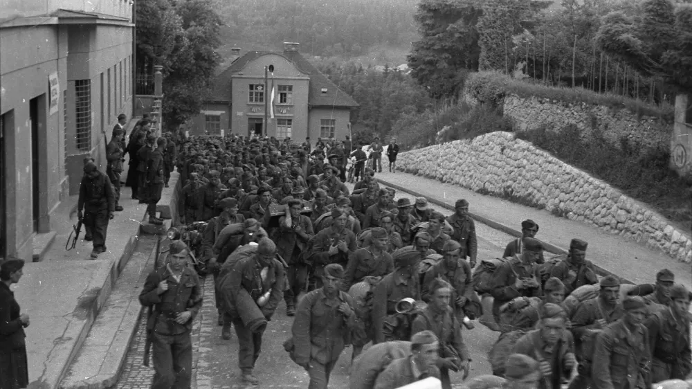 Domobranci med vračanjem s Koro&scaron;ke. Kranj, 30. maj 1945. Foto: Slavko Smolej, hrani: Muzej novej&scaron;e in sodobne zgodovine Slovenije. / Foto: Slavko Smolej