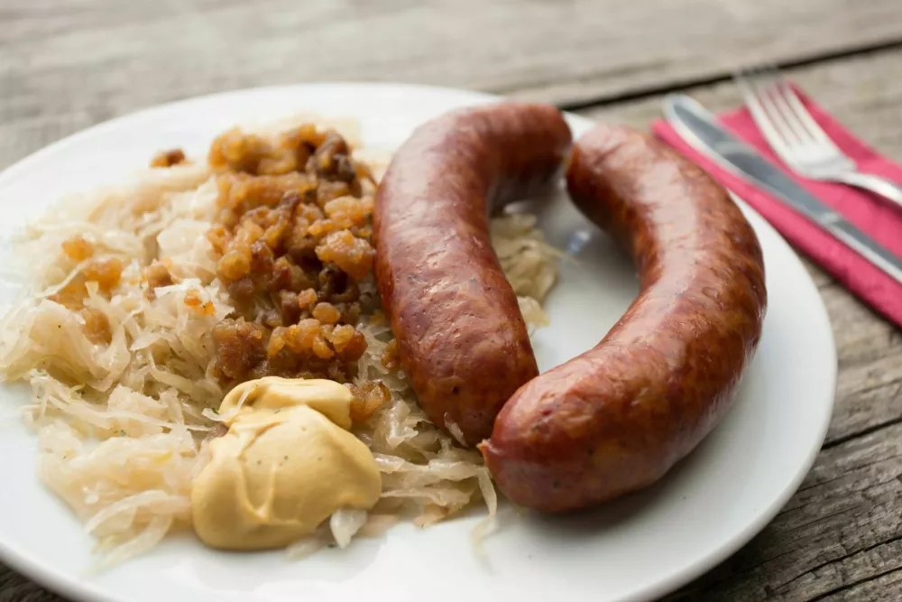 Sausage and cabbage with pork graves served / Foto: Jasmina81