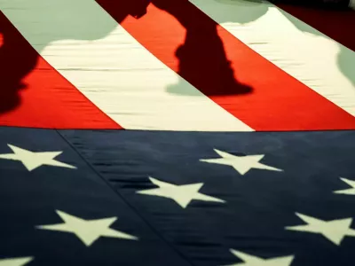 Marines hold the U.S. flag during an annual Memorial Day commemoration ceremony to honor the men and women who made the ultimate sacrifice while serving in the United States Armed Forces, at the Intrepid museum in New York City, U.S., May 25, 2026. REUTERS/Eduardo Munoz  TPX IMAGES OF THE DAY / Foto: Eduardo Munoz