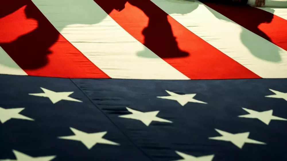 Marines hold the U.S. flag during an annual Memorial Day commemoration ceremony to honor the men and women who made the ultimate sacrifice while serving in the United States Armed Forces, at the Intrepid museum in New York City, U.S., May 25, 2026. REUTERS/Eduardo Munoz  TPX IMAGES OF THE DAY / Foto: Eduardo Munoz