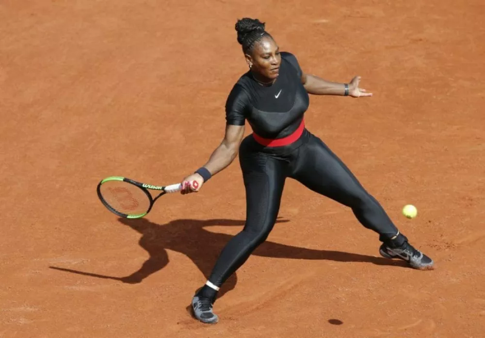 Leta 2018 je Serena Williams, na Roland Garrosu, nosila črn kompresijski kombinezon, ki ji je po porodu pomagal pri preprečevanju krvnih strdkov. F press Nike