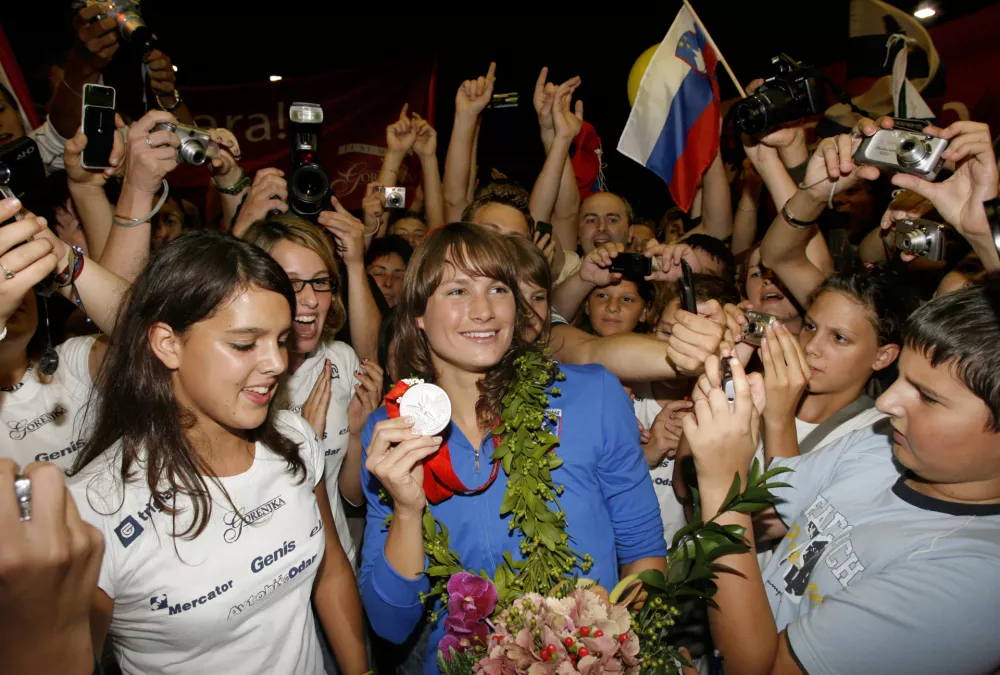 plavalka Sara Isakovič, dobitnica srebrne olimpijske kolajne na 200 metrov prosto ob vrnitvi z olimpijskih iger v Pekingu //FOTO: Jaka AdamičOPOMBA: ZA OBJAVO V ČASOPISU DNEVNIK / Foto: Jaka Adamič