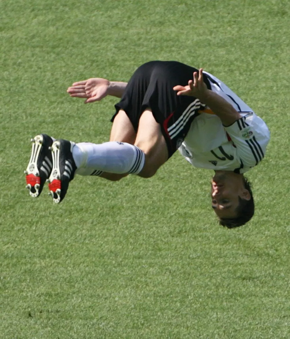 Germany's Miroslav Klose celebrates after scoring his team's first goal against Ecuador during their Group A World Cup 2006 soccer match in Berlin in this June 20, 2006 file photo. Bayern Munich have signed Germany striker Miroslav Klose from Bundesliga rivals Werder Bremen, Bayern said in a statement June 26, 2007. Klose was the top scorer at last year's World Cup in Germany.   REUTERS/Damir Sagolj/Files    (GERMANY) / Foto: Damir Sagolj