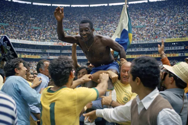 FILE - Brazil's Pele is hoisted on the shoulders of his teammates after Brazil won the World Cup final against Italy, 4-1, in Mexico City's Estadio Azteca, June 21, 1970. Pel&eacute;, the Brazilian king of soccer who won a record three World Cups and became one of the most commanding sports figures of the last century, died in sao Paulo on Thursday, Dec. 29, 2022. He was 82. (AP Photo, File) / Foto: 
