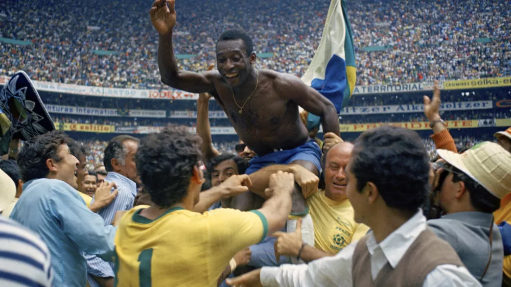 FILE - Brazil's Pele is hoisted on the shoulders of his teammates after Brazil won the World Cup final against Italy, 4-1, in Mexico City's Estadio Azteca, June 21, 1970. Pel&eacute;, the Brazilian king of soccer who won a record three World Cups and became one of the most commanding sports figures of the last century, died in sao Paulo on Thursday, Dec. 29, 2022. He was 82. (AP Photo, File) / Foto: 
