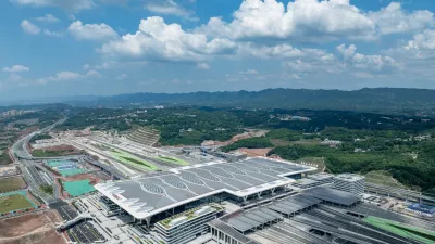 CHONGQING, CHINA - JUNE 27: Aerial view of the Chongqing East Railway Station on June 27, 2025 in Chongqing, China. A key high-speed railway link in Southwest China's Chongqing municipality officially entered operation on Friday, marking a significant step toward establishing a vital transportation artery connecting the country's inland region with its southeastern coast. (Photo by He Penglei/China News Service/VCG via Getty Images) / Foto: China News Service