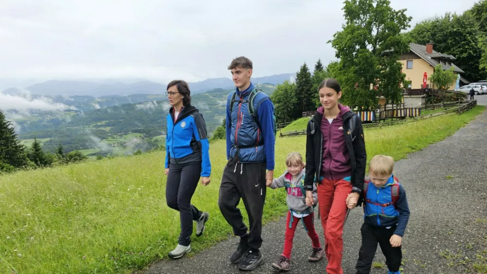 Družina Petek na U&scaron;tah, družinam prijazna koča / Foto: Manca Ogrin 