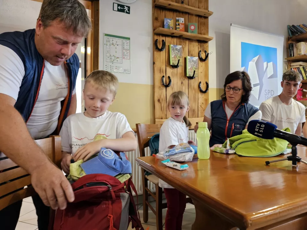 Maro Petek in sin Nace kažeta, kaj vse sodi v otro&scaron;ki nahrbtnik / Foto: Manca Ogrin 