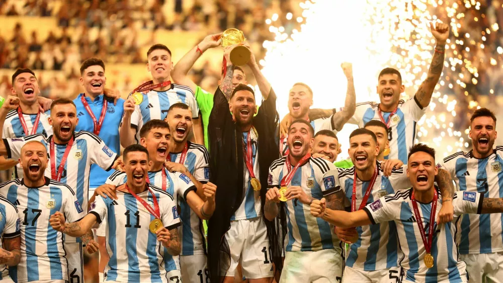 Naslov svetovnega prvaka z zadnjega prvenstva v Katarju bo branila reprezentanca Argentine. / Foto: Reuters