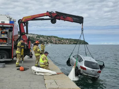 vaja! Re&scaron;evanje avtomobila iz vode, Koper junij 2026. Gasilci, kapitanija, pomorska policija, vojska / Foto: Katja Gle&scaron;čič 