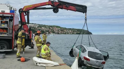 vaja! Re&scaron;evanje avtomobila iz vode, Koper junij 2026. Gasilci, kapitanija, pomorska policija, vojska / Foto: Katja Gle&scaron;čič 