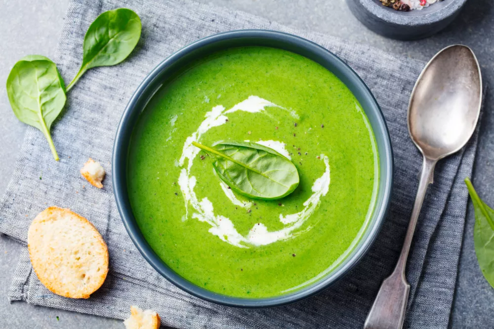 Spinach soup with cream in a bowl. Top view / Foto: Annapustynnikova