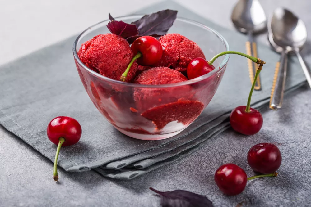 Organic cherry Sorbet Ice Cream Balls in glass Ready to Eat. Organic Food. / Foto: Gorchittza2012
