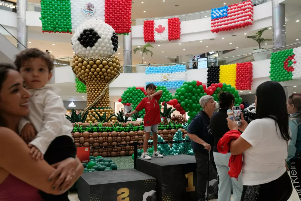 Shoppers stand in front of balloon flags of countries participating in the FIFA World Cup finals at a shopping center in Guadalajara, Mexico, Tuesday, June 9, 2026. (AP Photo/Matias Delacroix) / Foto: Matias Delacroix