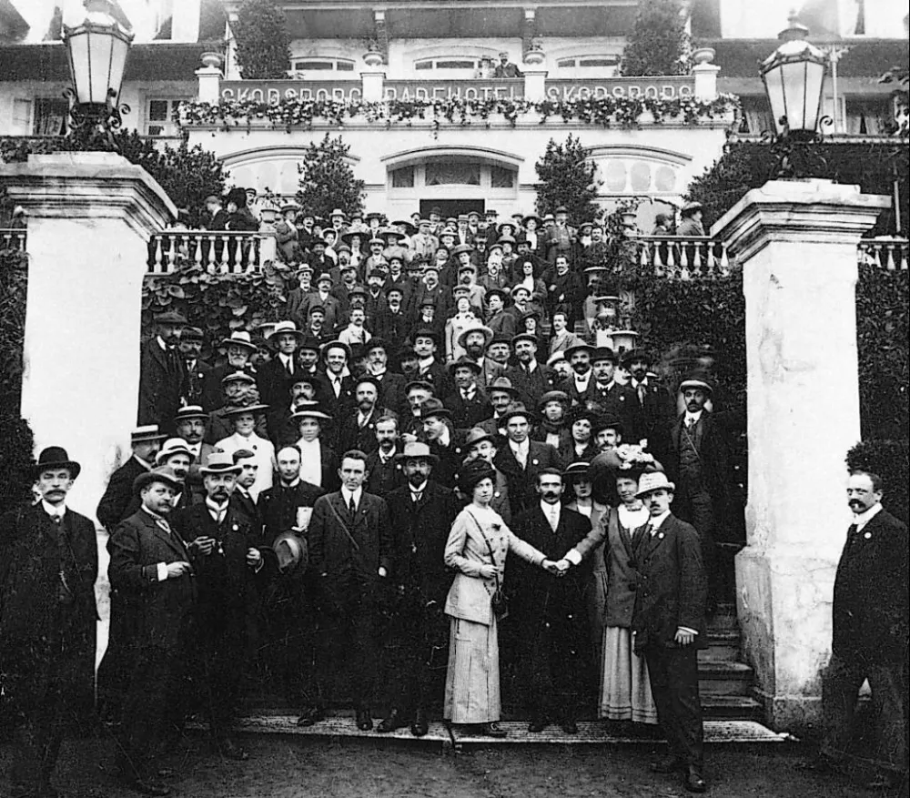 Na mednarodnem kongresu socialistov. Kollontajeva je v ospredju, v svetli obleki. / Foto: Wikipedia