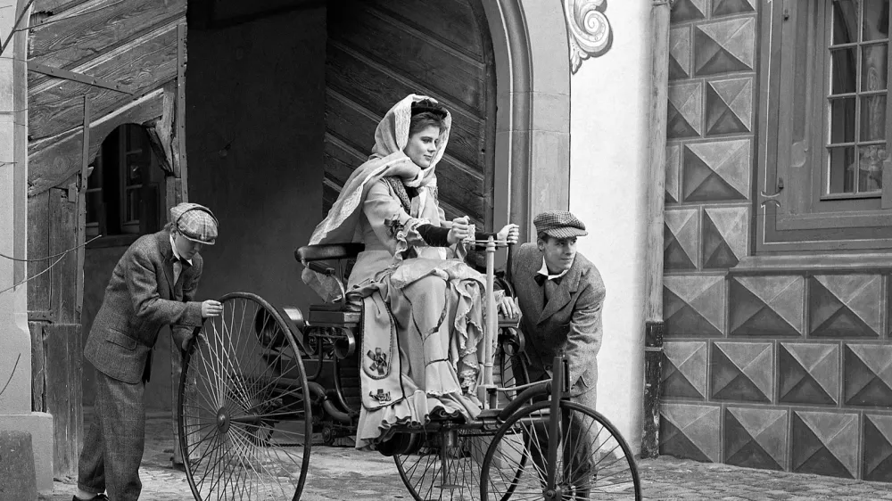 Bertha Benz na benz patent-motorwagnu, ob njem sta njena sinova. / Foto: Arhiv