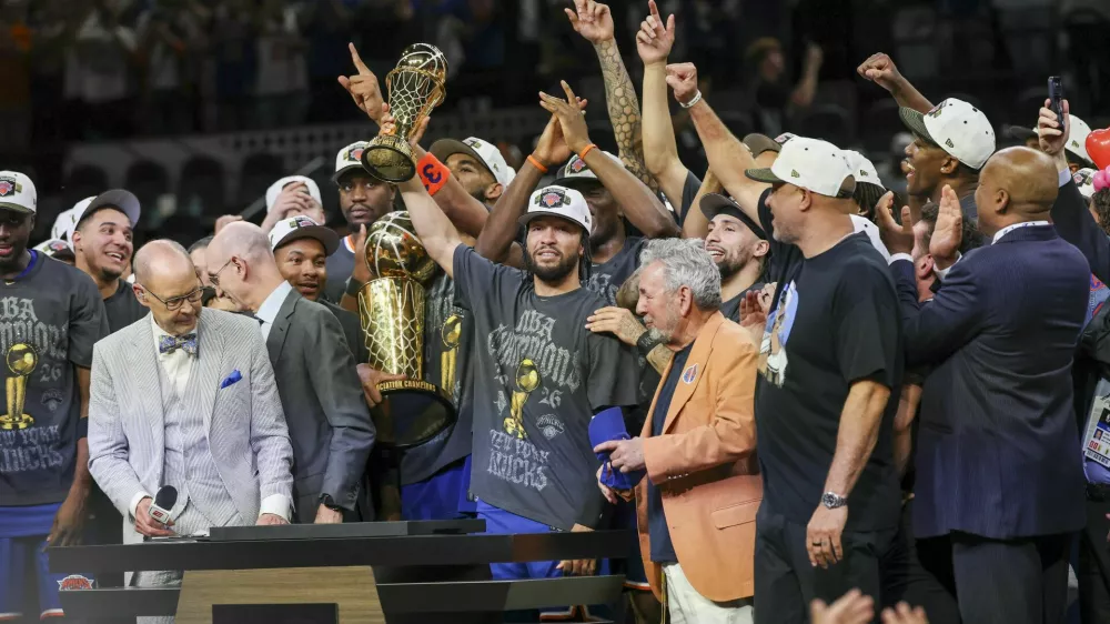 Jun 13, 2026; San Antonio, Texas, USA; New York Knicks guard Jalen Brunson (11) celebrates with his teammates after the Knicks defeat the San Antonio Spurs during game five of the 2026 NBA Finals at Frost Bank Center. Mandatory Credit: Geoff Burke-Imagn Images / Foto: Geoff Burke