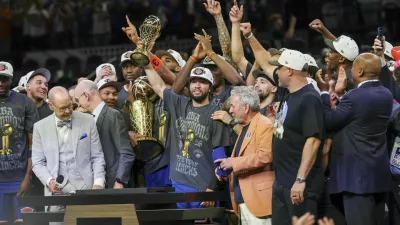 Jun 13, 2026; San Antonio, Texas, USA; New York Knicks guard Jalen Brunson (11) celebrates with his teammates after the Knicks defeat the San Antonio Spurs during game five of the 2026 NBA Finals at Frost Bank Center. Mandatory Credit: Geoff Burke-Imagn Images / Foto: Geoff Burke
