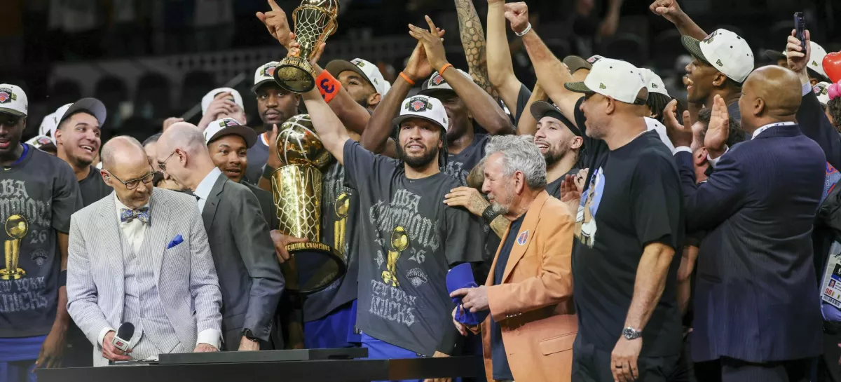 Jun 13, 2026; San Antonio, Texas, USA; New York Knicks guard Jalen Brunson (11) celebrates with his teammates after the Knicks defeat the San Antonio Spurs during game five of the 2026 NBA Finals at Frost Bank Center. Mandatory Credit: Geoff Burke-Imagn Images / Foto: Geoff Burke