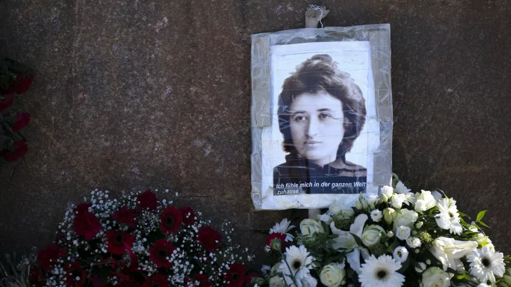 Photo by Rosa Luxemburg at the Memorial to the Socialists with stele The dead remind us at the grave of Rosa Luxemburg and Karl Liebknecht during the left-wing commemoration at the Memorial to the Socialists in Berlin-Friedrichsfelde, on the occasion of the Luxemburg-Liebknecht memorial event in Berlin Germany. Thousands from across the world gathered in Berlin to mark the murder of revolutionaries Rosa Luxemburg and Karl Liebknecht [(c) Stefan Boness/Ipon - Veroeffentlichung nur gegen Honorar (zuzuegl. MwSt.), Beleg und Namensnennung an: Stefan Boness, Claudiusstr. 6, 10557 Bln, Phone: ++49-(0)30-3934318, E-mail: boness@iponphoto.com, www.iponphoto.com; Bankverbindung: Berliner Sparkasse, IBAN: DE23 1005 0000 0940 1653 50, BIC: BELADEBEXXX, Kto.: 940165350, BLZ 100 500 00; No Model Release. No property Release. Vereinbarungen ueber Model Release/Abtretung von Persoenlichkeitsrechten der abgebildeten Person/Personen liegen nicht vor. Bei werblicher Nutzung vorher Kontakt aufnehmen.]//IPON-BONESS_1.000041/Credit:Stefan Boness/Ipon/SIPA/2601131422,Image: 1065737780, License: Rights-managed, Restrictions:, Model Release: no / Foto: Profimedia