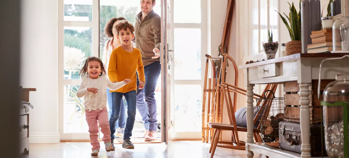 Family Returning Home After Trip Out With Excited Children Running Ahead / Foto: Monkeybusinessimages