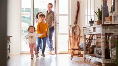 Family Returning Home After Trip Out With Excited Children Running Ahead / Foto: Monkeybusinessimages