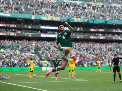 MEXICO CITY, MEXICO - JUNE 11: Raul Jimenez #9 of Mexico celebrates scoring his team's second goal during the FIFA World Cup 2026 Group A match between Mexico and South Africa at Mexico City Stadium on June 11, 2026 in Mexico City, Mexico. (Photo by Carl Recine/Getty Images) / Foto: Carl Recine