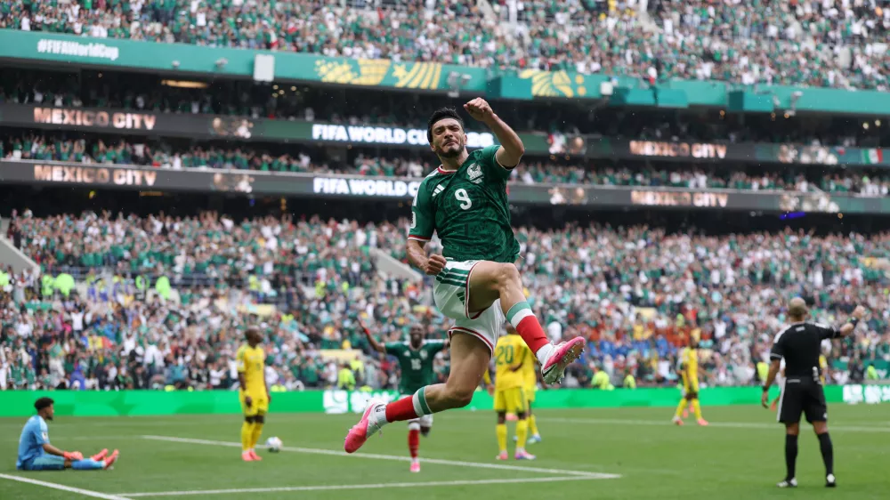 MEXICO CITY, MEXICO - JUNE 11: Raul Jimenez #9 of Mexico celebrates scoring his team's second goal during the FIFA World Cup 2026 Group A match between Mexico and South Africa at Mexico City Stadium on June 11, 2026 in Mexico City, Mexico. (Photo by Carl Recine/Getty Images) / Foto: Carl Recine