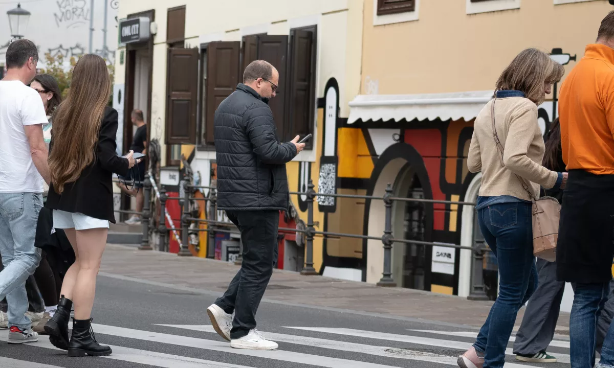 Zombi pešci na udaru: evropske države uvajajo kazni za telefoniranje na prehodu