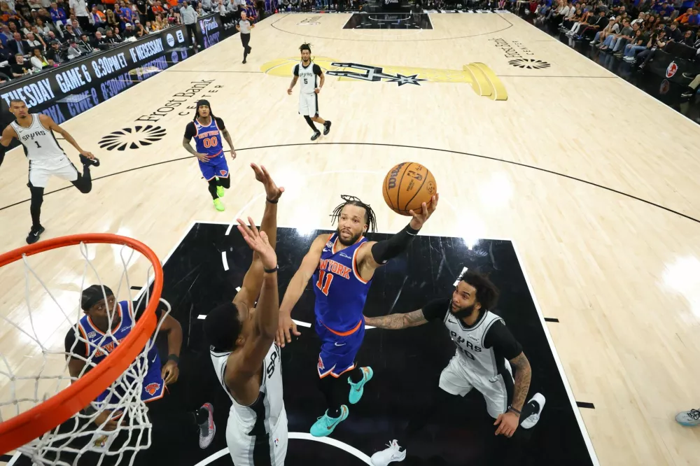 FILE PHOTO: Jun 13, 2026; San Antonio, Texas, USA; New York Knicks guard Jalen Brunson (11) drives to the basket as San Antonio Spurs guard De'aaron Fox (4) defends during game five of the 2026 NBA Finals at Frost Bank Center. Mandatory Credit: Geoff Burke-Imagn Images/File Photo / Foto: Geoff Burke