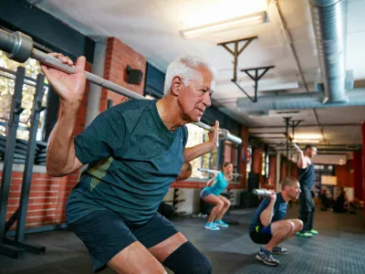Shot of a senior man working out in a health club with people blurred in the backgroundhttp://195.154.178.81/DATA/i_collage/pu/shoots/806425.jpg / Foto: Laflor