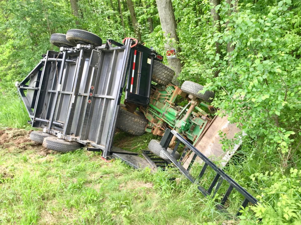 Overturned tractor and trailer laying in the ditch after an accident / Foto: Dcwcreations Getty Images/istockphoto