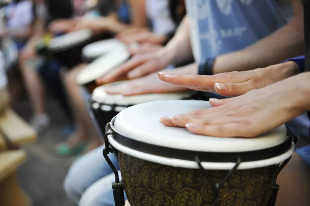 group of people with African drums / Foto: Illya_vinogradov Istock